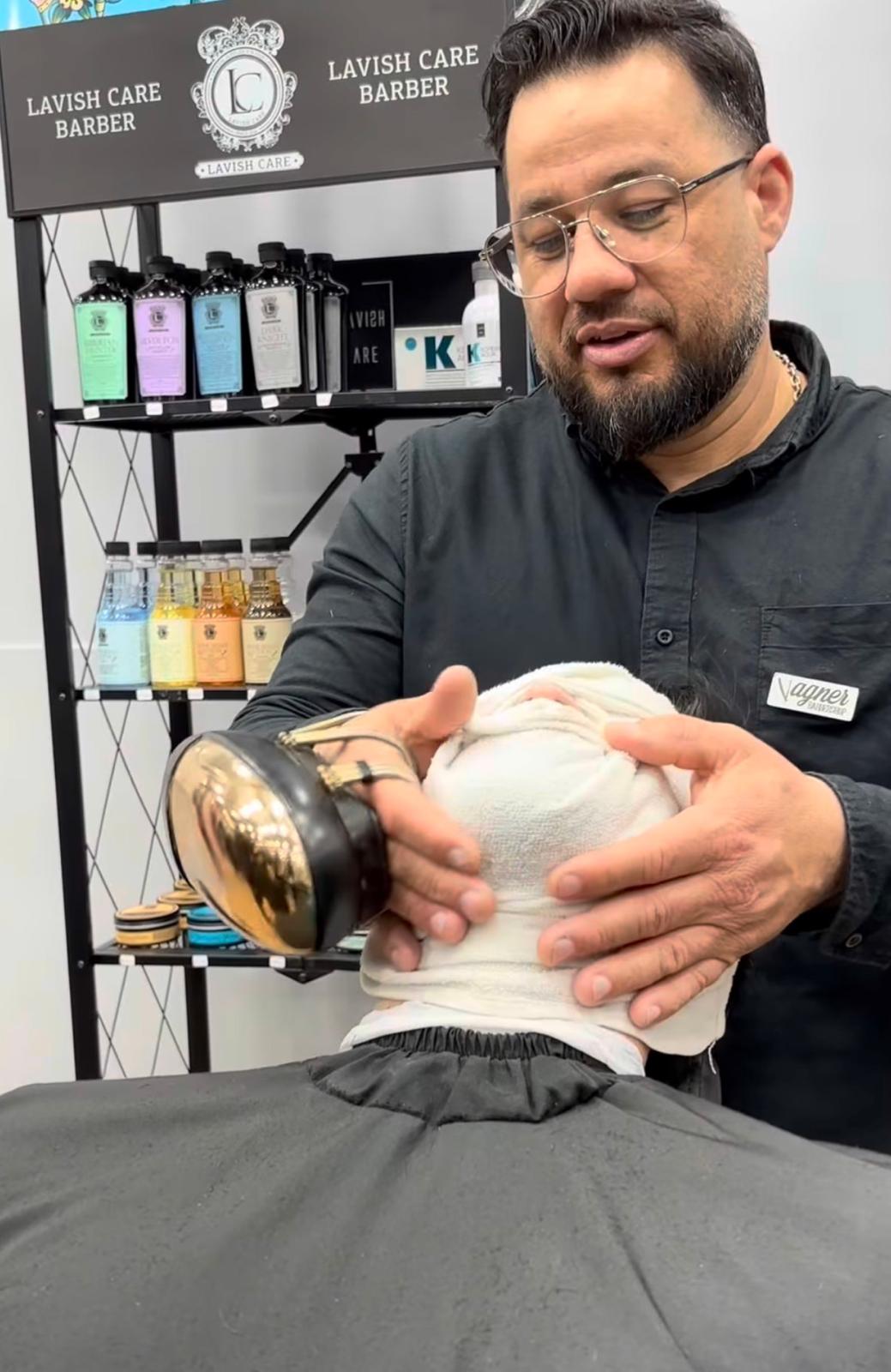 Barba tratada com toalha quente na Vagner BarberShop