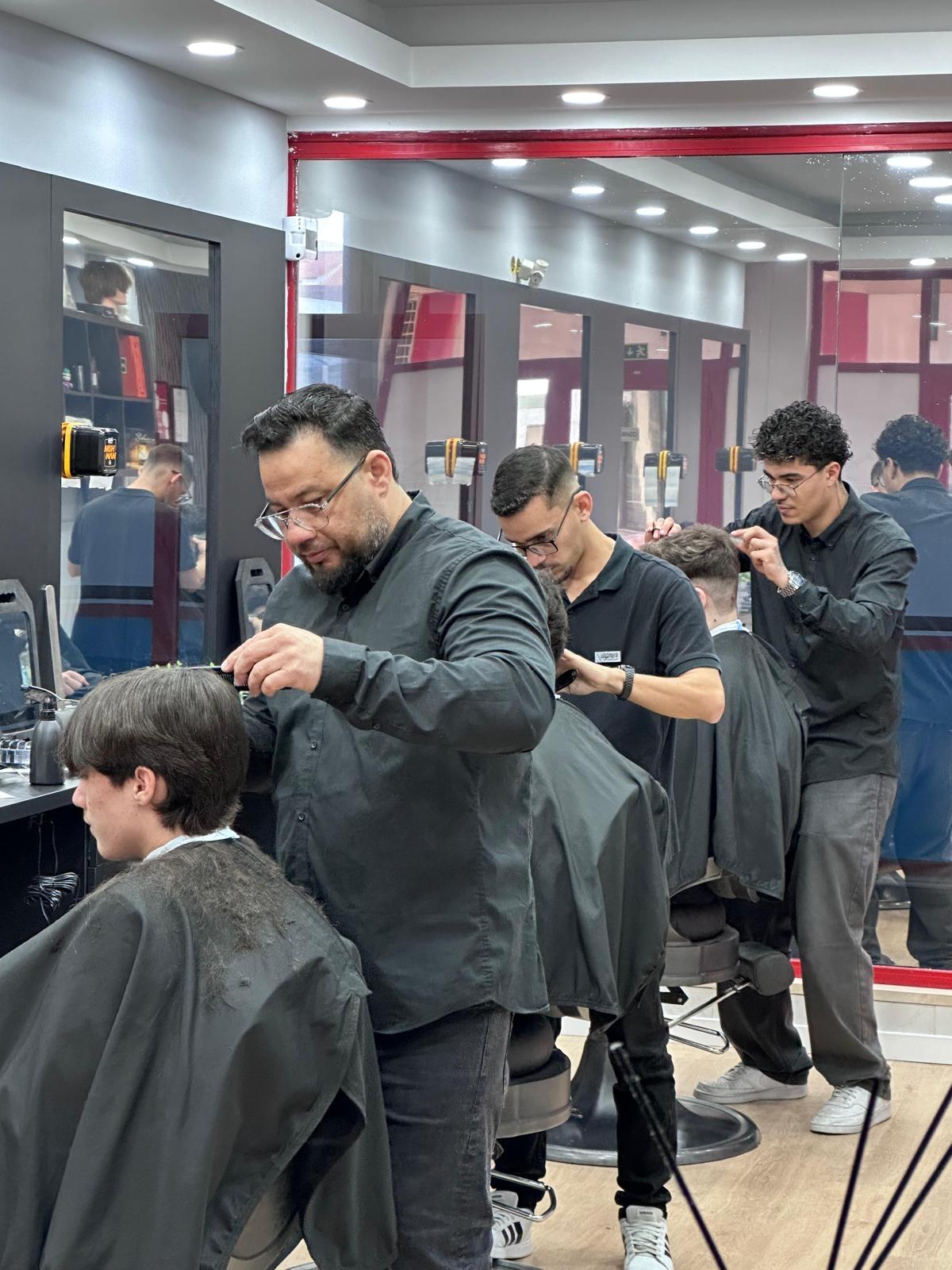 Corte masculino com sobrancelha desenhada